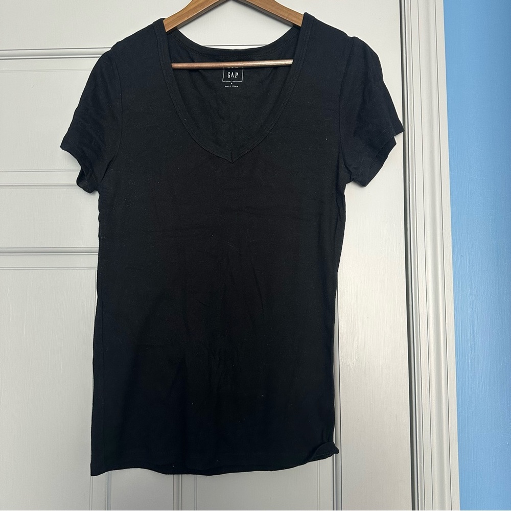 GAP Black Short Sleeve V-Neck Tee